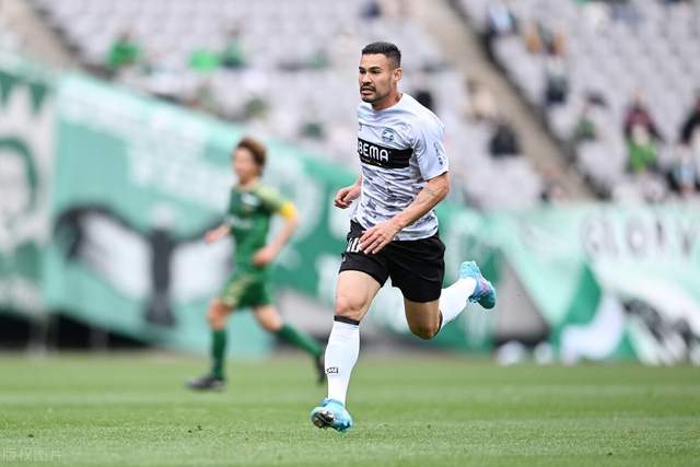 中国篮协官方:周琦加盟广东队 赵睿加盟新疆队