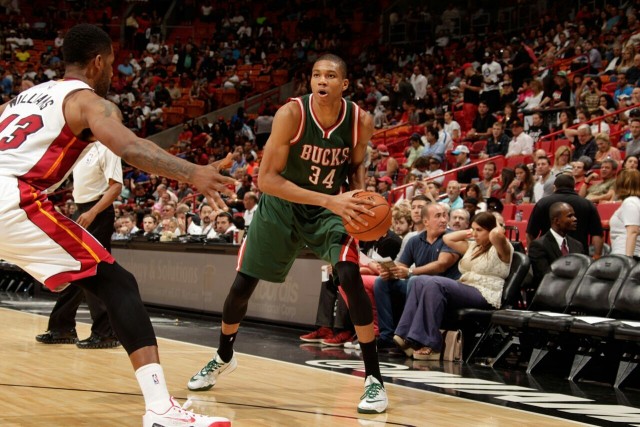 雄鹿大胜雷霆夺得NBA杯冠军 字母三双当选MVP